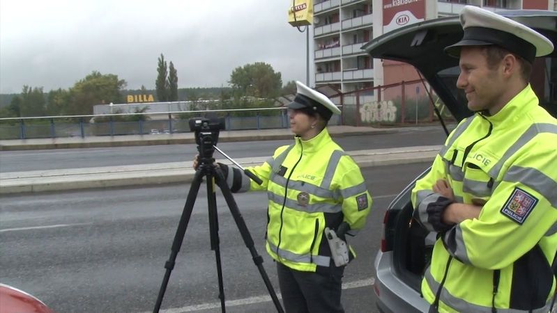 Policisté dnes měří rychlost na stovkách úseků českých silnic